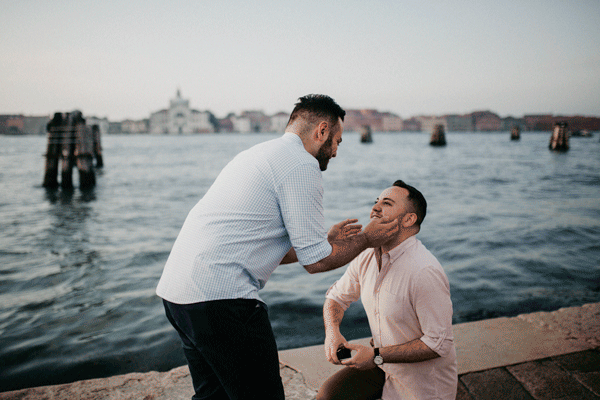 Surprise-gey-proposal-venice-italy
